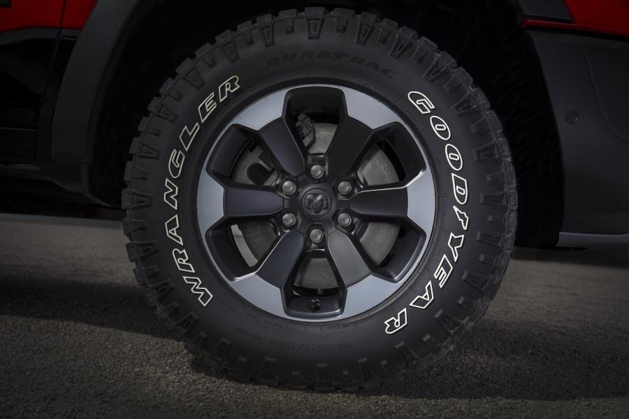 Колеса Dodge Ram 1500 Rebel Quad Cab (DT) 2018 года  (фото 33 из 36)